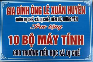 Gia đình ông Lê Xuân Huyên thôn Dị Chế, xã Dị Chế trao tặng 10 bộ máy tính cho trường Tiểu học Dị Chế.